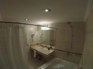 拉安戈斯图拉镇阿尔玛安迪纳酒店的带浴缸、水槽和淋浴的浴室
