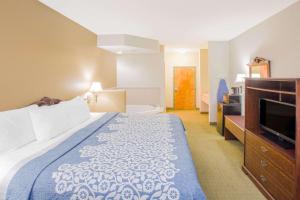 哈蒂斯堡密西西比州哈蒂斯堡戴斯酒店的配有一张床和一台平面电视的酒店客房