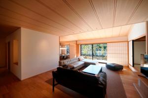 京都Aoi Suites at Nanzenji Modern & Traditional Japanese Style的客厅配有沙发和桌子