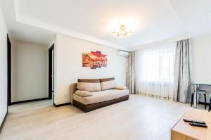 基辅ARTAL Apartment on Obolonsky avenue 16a的客厅配有沙发和桌子