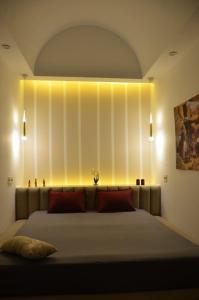 马赫迪耶Sabat的卧室配有一张大床,墙上挂着灯