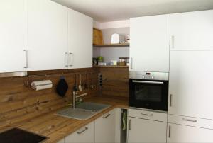 ObertalWaldblick的厨房配有白色橱柜和水槽