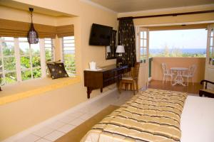 拉纳韦贝加的夫Spa酒店的卧室配有一张床、一张书桌和窗户。