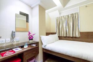香港Shanghai Red的一间卧室配有一张床和一张带镜子的书桌