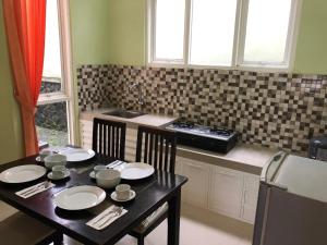 巴图Villa Safira的厨房配有桌椅和水槽