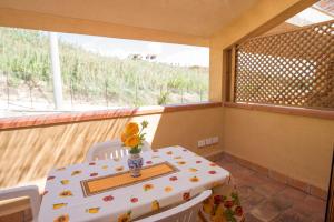 夏卡Case Vacanza Renella 3 beds: Balcony, wifi, self-catering, 200mt from the sea的阳台上的花瓶桌子