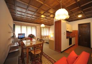 罗卡皮耶托雷里贾纳多洛米蒂阿尔公寓式酒店的厨房、带桌子的用餐室和用餐室