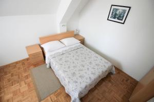 拉斯托瓦卡米兰之家酒店的一间小卧室,配有一张床和墙上的照片