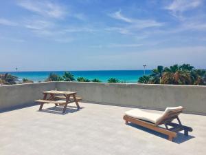 圣玛丽亚Surfzone Beachside Apartments的一个带两张野餐桌的庭院和大海