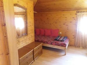 波塞蒂NIKOL HOUSE POSIDI的小木屋内的小型客房 - 带一张床