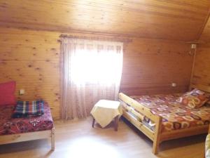 波塞蒂NIKOL HOUSE POSIDI的小木屋内的卧室,配有床和窗户