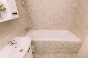 苏梅Люкс апартамента на Харьковской возле ТЦ Лавина的浴室配有白色浴缸和水槽