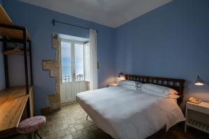 锡拉库扎古特卡欧斯基酒店的蓝色的卧室设有一张大床和一个窗户
