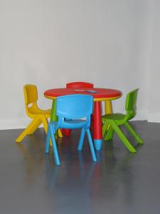莱萨卡Duplex Frain的一张桌子,四周摆放着不同的彩色椅子