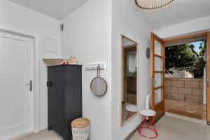 马卡尔斯卡Apartments & Rooms Rica的浴室设有黑色橱柜和镜子