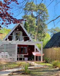 SzigetmonostorNadi's Holiday Home – Heart of Woods, Szentendre Island的白色屋顶的小房子