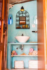 Los EstancosCasa Inspirada的一间带水槽和镜子的浴室