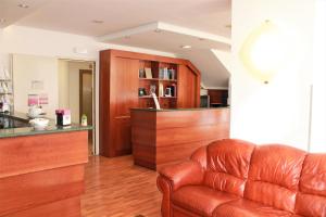 巴斯蒂亚乌姆布拉Hotel Santa Lucia的客厅配有真皮沙发和台面