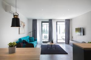 塞尔瑟亚德兰卡公寓的客厅配有蓝色的沙发和桌子