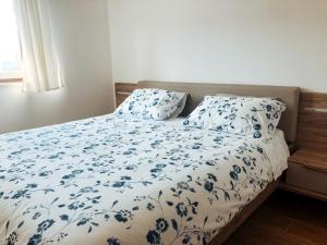 波尔托罗Apartment Vrenjak的一张带蓝色和白色床单及枕头的床