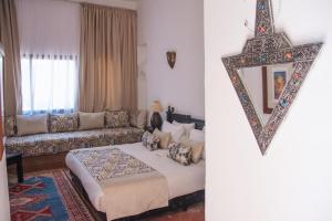 奥伊俄贞克萨莎玛酒店的一间带床和镜子的客厅