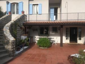 科萨尼科-巴格奇亚Villa Pera的房屋设有砖砌庭院和阳台