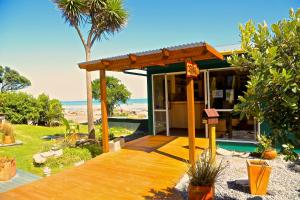 普纳凯基普纳凯基海滩旅舍的海滩上带木甲板的房子