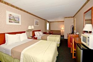 大西洋城海滩戴斯酒店客房内的一张或多张床位