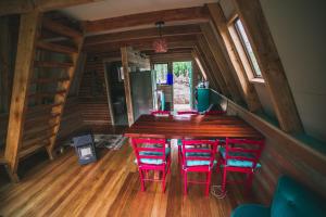 卡斯特鲁Puente Palos San Pedro的一间带木桌和红色椅子的用餐室
