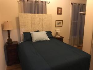 圣巴巴拉Ocean Breeze 3 br Vacation Home的一间卧室配有一张床、两盏灯和一个窗户。
