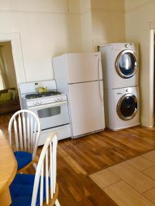 圣巴巴拉Ocean Breeze 3 br Vacation Home的厨房配有冰箱、洗衣机和烘干机