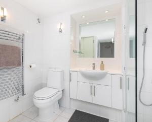 伦敦Excellent Apartment with Private PATIO, and PARK across the road的白色的浴室设有卫生间和水槽。