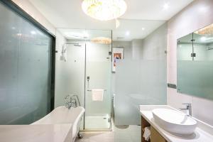 北京麗枫酒店·北京亚运村店的带浴缸、水槽和淋浴的浴室