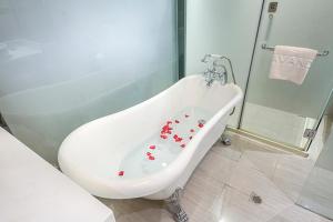 北京麗枫酒店·北京亚运村店的浴室内设有一个红色的白色浴缸