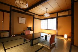 松本泉屋森贝酒店的一间带桌子和椅子的用餐室