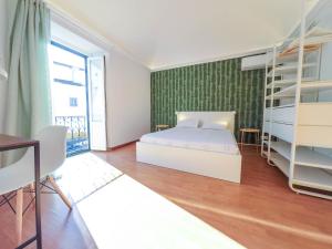 埃武拉Casa do Pateo II的一间卧室配有一张床、一张书桌和一个窗户。