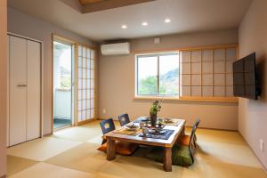 箱根MEIBI Hakone Yumoto的一间带桌椅的用餐室