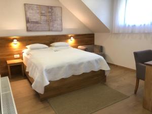 普利特维采湖普利维斯米利斯旅馆的一间卧室设有一张大床和一个窗户。
