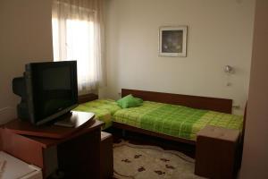 奥赫里德诺瓦别墅的小房间设有两张床和电视