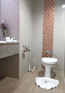宋卡绿色世界皇宫酒店的一间带卫生间和水槽的浴室