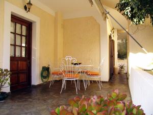 埃尔米奥尼artística的一个带桌椅和门的庭院