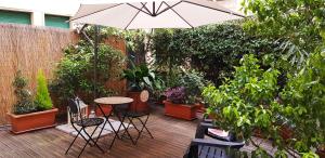 博洛尼亚Bologna Central Apartment的庭院配有桌椅和植物