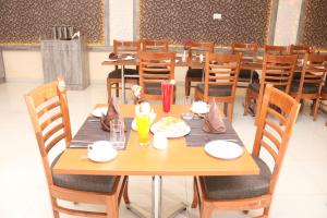 MirzāpurGenX Mirzapur的用餐室配有木桌和椅子