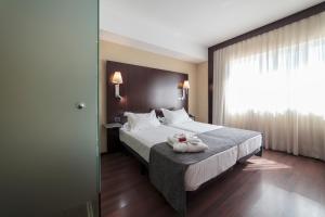 圣费尔南多萨利马尔酒店的酒店客房,配有带毛巾的床
