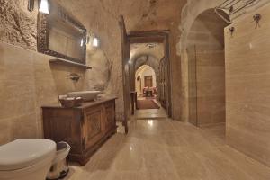 内夫谢希尔Yoruk Stone House的客房内设有带水槽和卫生间的浴室