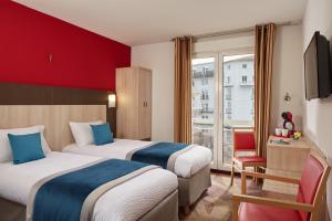 卢尔德罗西酒店的红色墙壁的酒店客房内的两张床