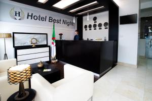 阿尔及尔最佳夜晚酒店的在酒店最好的夜间招待会,有一个人站在柜台