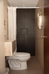 韦拉克鲁斯Hotel Impala -Atras del ADO的浴室配有白色卫生间和盥洗盆。