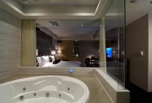 台北天豪屋的带浴缸和床的大型浴室