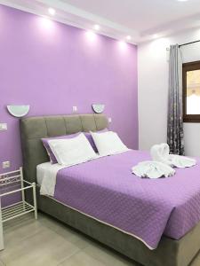 帕尔加Valeriana Studios的紫色卧室,配有一张紫色墙壁床